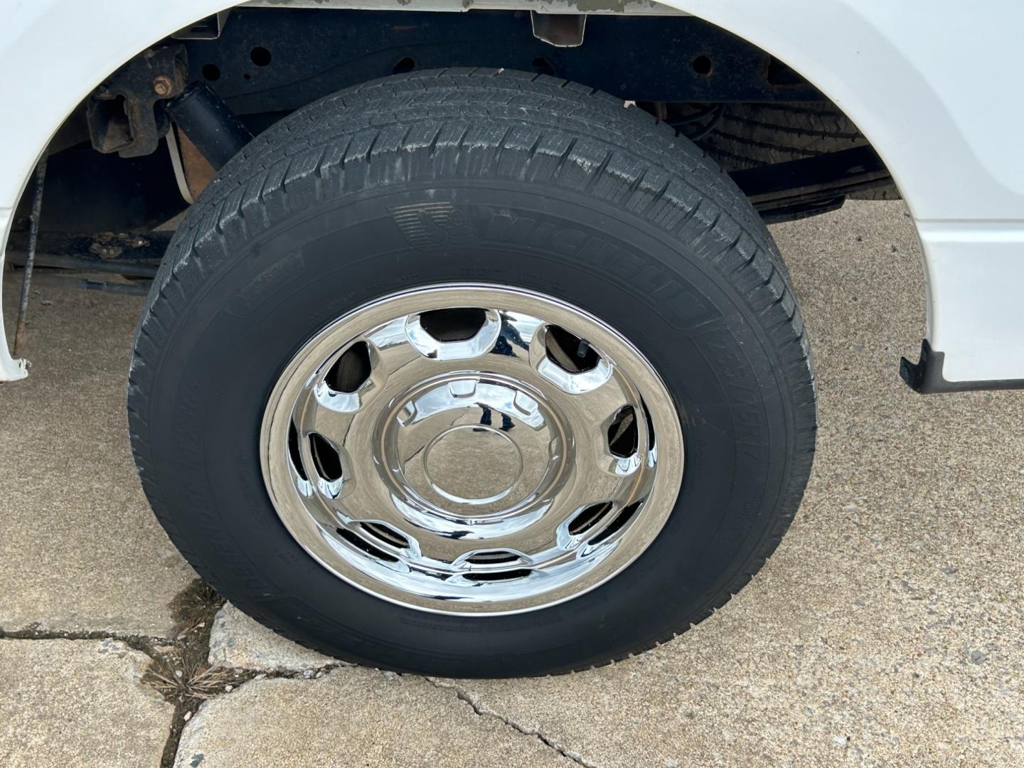 2014 White /Gray Ford F-150 (1FTEX1CMXEK) with an 3.7L V6 DOHC 24V engine, 6-Speed Automatic transmission, located at 17760 Hwy 62, Morris, OK, 74445, (918) 733-4887, 35.609104, -95.877060 - 2014 FORD F-150 XL SUPERCAB 6.5-ft. BED 2WD 3.7L V6 FEATURES KEYLESS REMOTE ENTRY, POWER LOCKS, POWER WINDOWS, AM/FM STEREO, SIRIUS XM STEREO, CD PLAYER, AUXILLARY PORT, HANDS-FREE BLUETOOTH CALLING, CRUISE CONTROL, TRACTION CONTROL, MULTI-FUNCTIONING STEERING WHEEL CONTROLS. HAS 175,444 MILES WITH - Photo#29